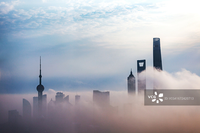 雾中的上海天际线图片素材