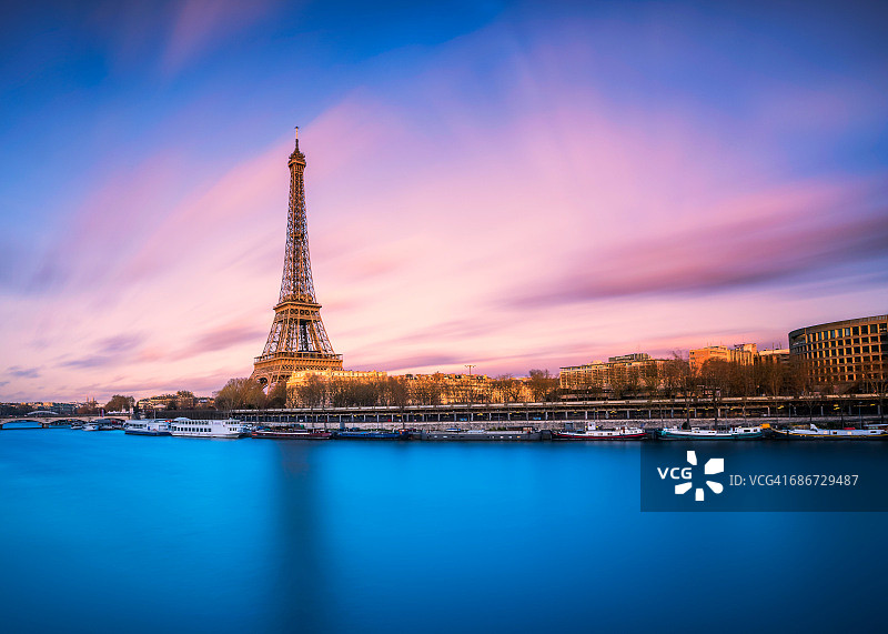 法国巴黎的埃菲尔铁塔和粉红色的天空图片素材