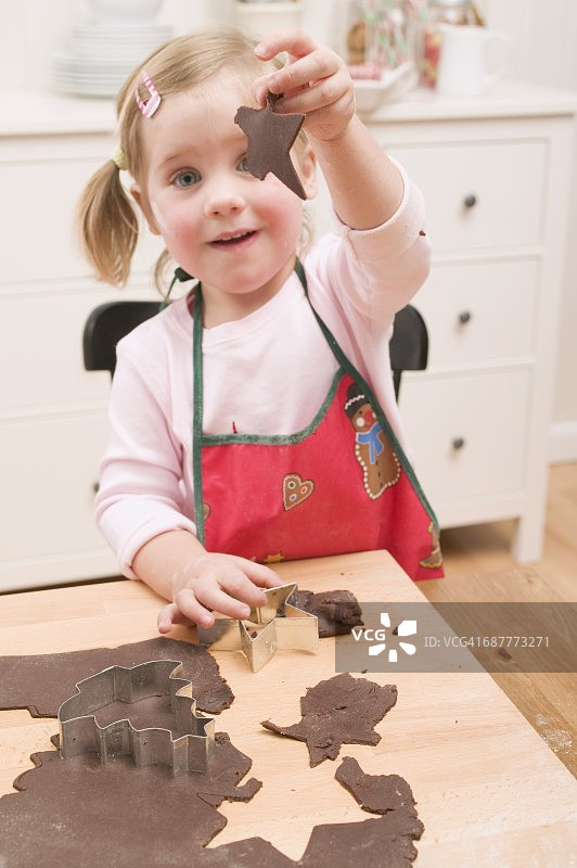 小女孩正在切巧克力饼干图片素材
