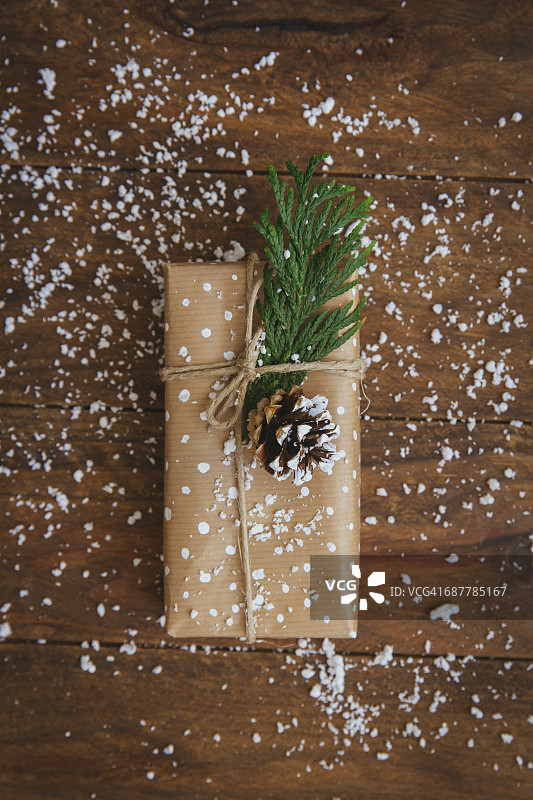 圣诞礼物用松果，树叶和假雪装饰图片素材