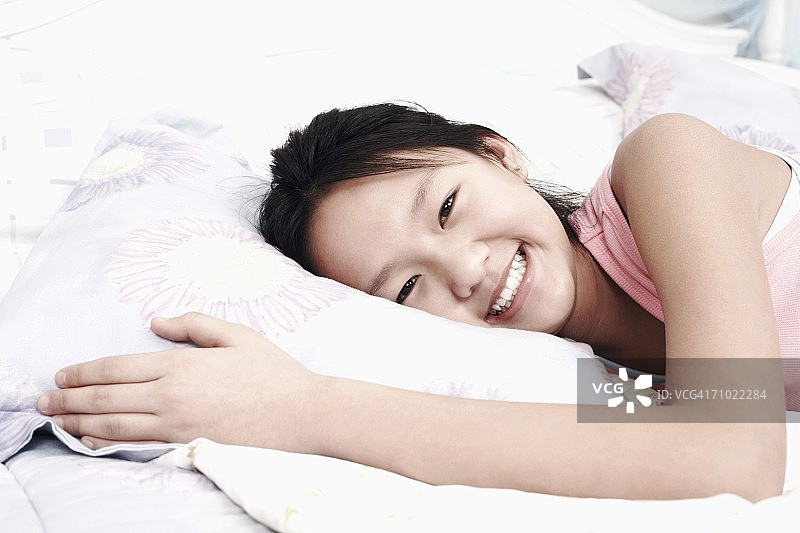 一个躺在床上的女孩的肖像图片素材