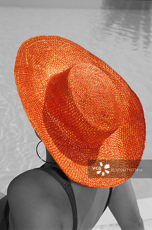 戴橙色帽子的女人图片素材
