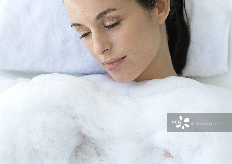 洗泡泡浴的女人图片素材