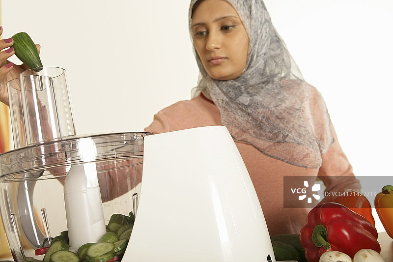 阿拉伯妇女准备食物图片素材