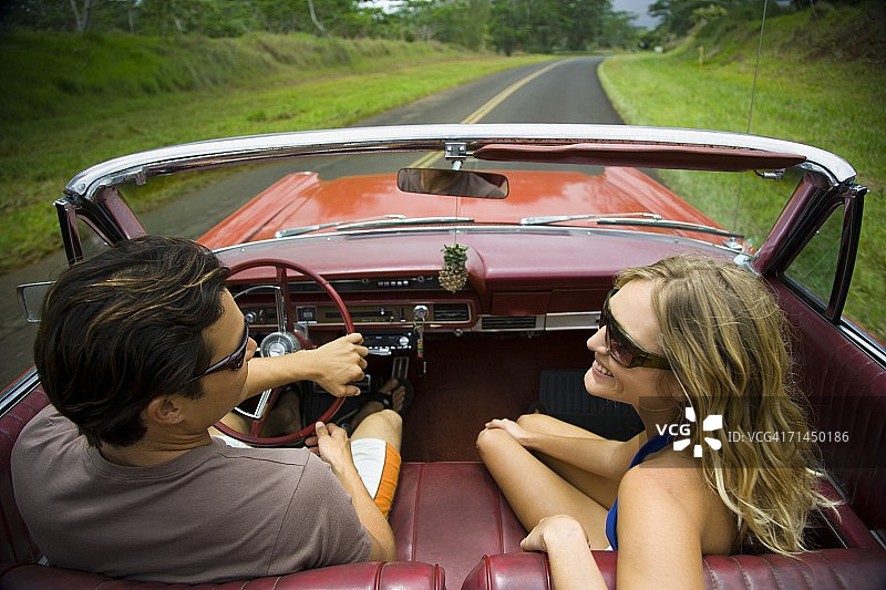 高角度的一个年轻夫妇旅行在一辆车图片素材