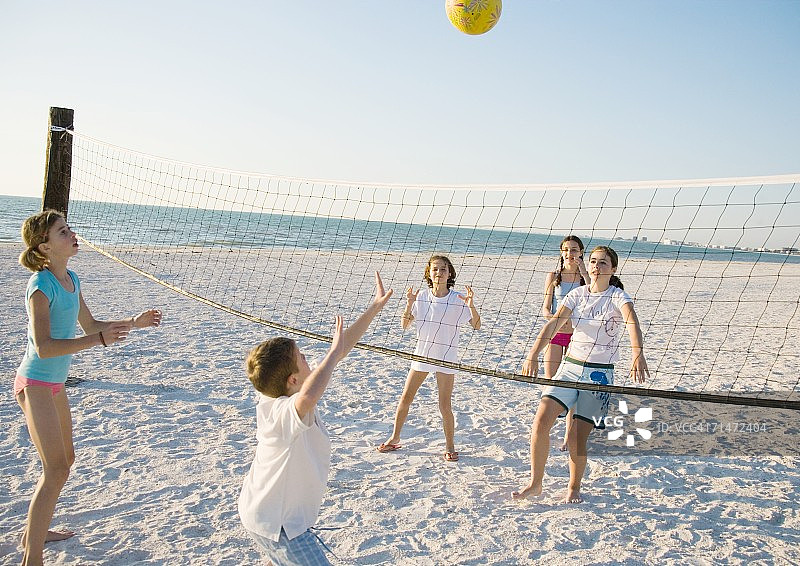 一群孩子在打沙滩排球图片素材