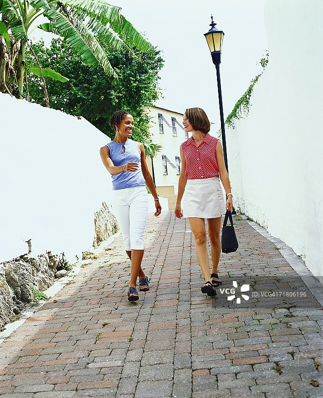 两名年轻女子走在百慕大的大街上图片素材