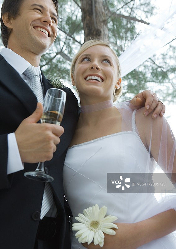 新娘和新郎，低角度视图图片素材