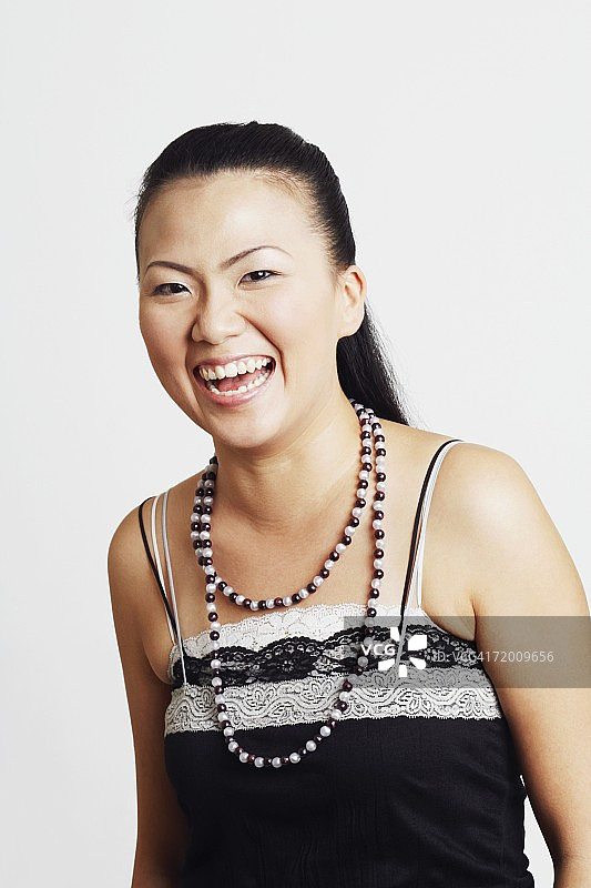 一个笑着的年轻女人的肖像图片素材