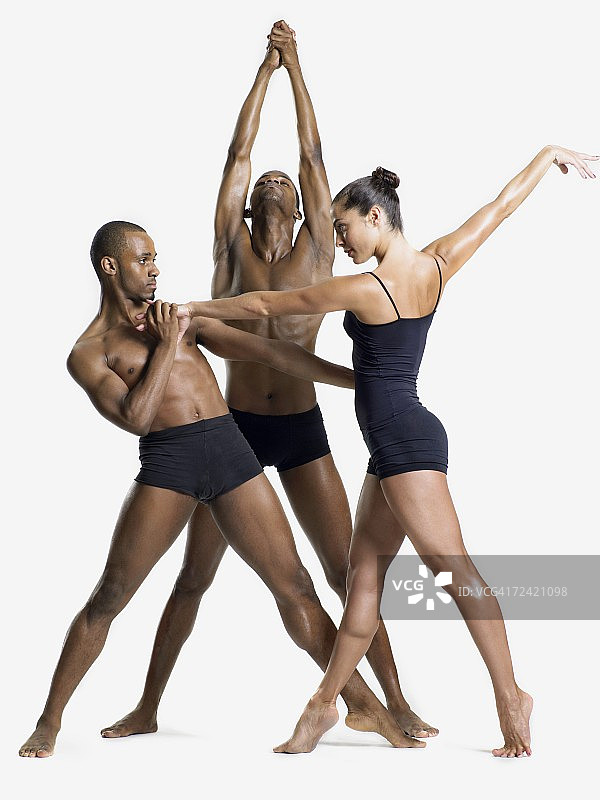 三个舞者表演图片素材