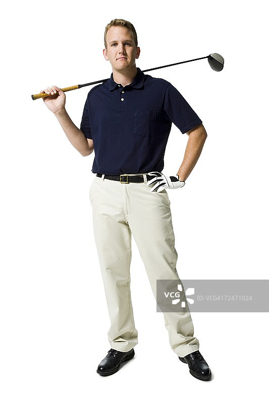 一个拿着高尔夫球杆的年轻人的肖像图片素材