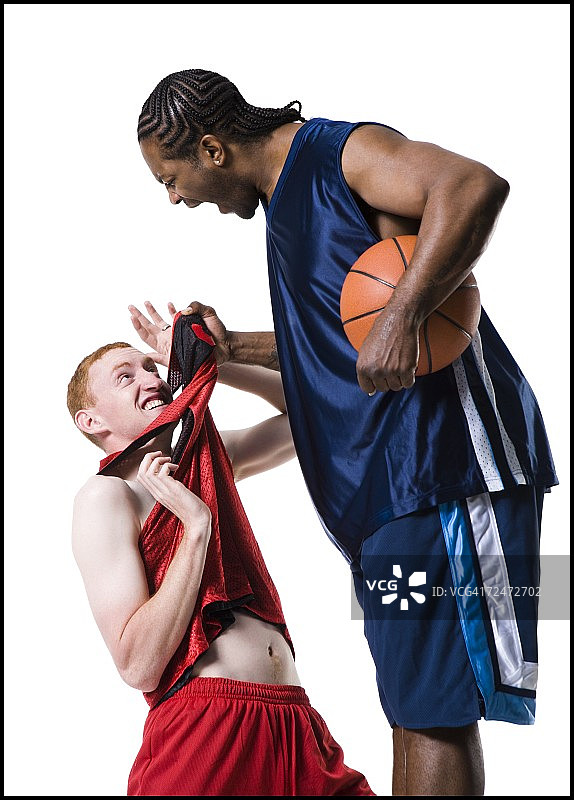 两个篮球运动员之间的对抗图片素材