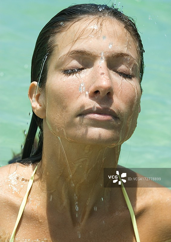 女人的湿脸，特写，背景有水图片素材