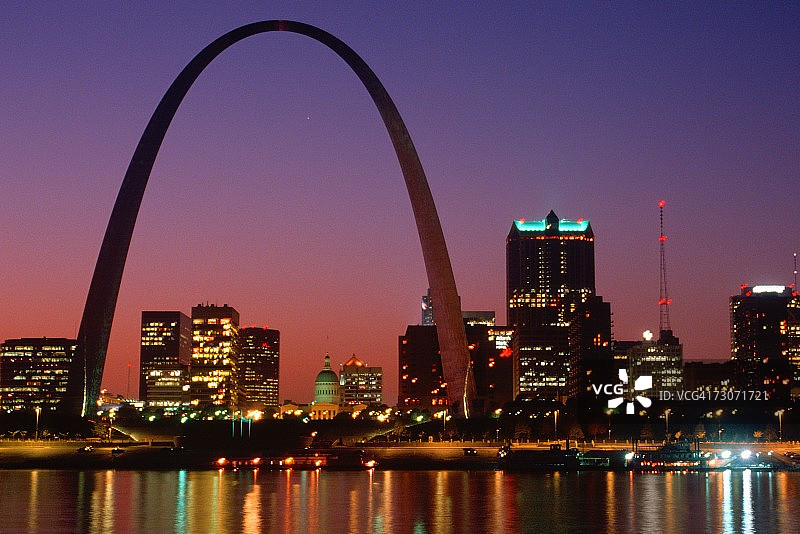 密苏里州圣路易斯市夜晚的圣路易斯市天际线和拱门图片素材