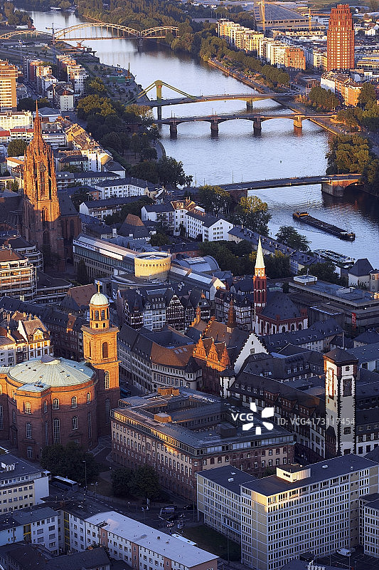 德国，黑森，法兰克福，带有穹顶的老城中心，圣保罗教堂和河主，鸟瞰图图片素材