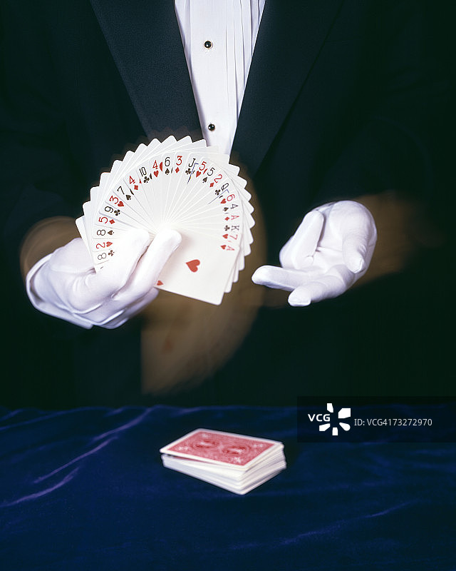 魔术师在玩纸牌戏法图片素材