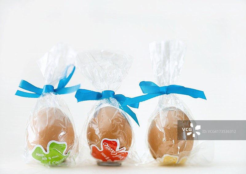 塑料包装的巧克力蛋图片素材