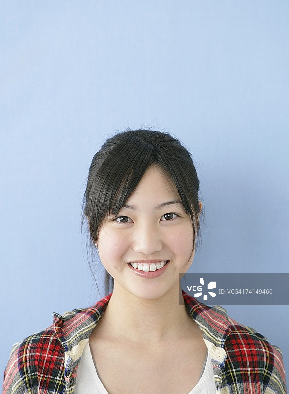 日本年轻女子微笑着看着相机图片素材