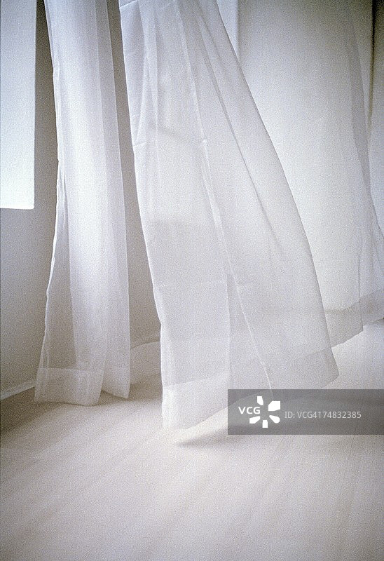 白色的窗帘吹图片素材