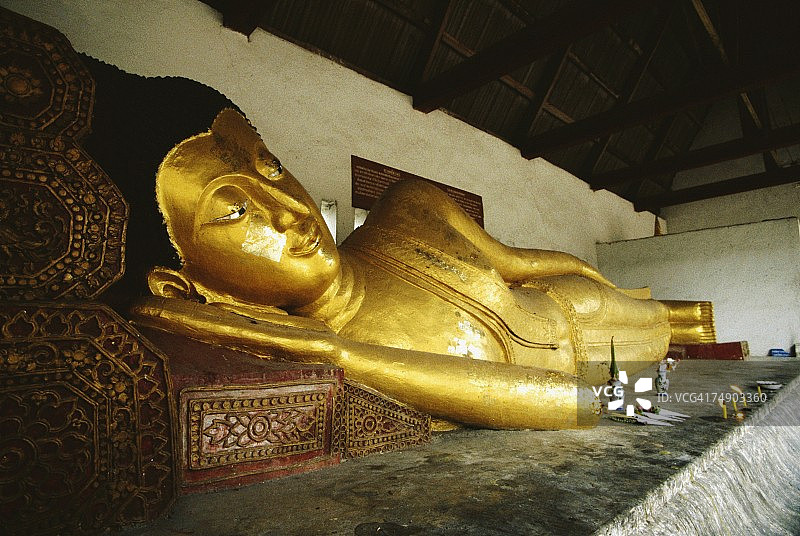 特写佛像卧佛在一个寺庙，清迈，曼谷，泰国图片素材
