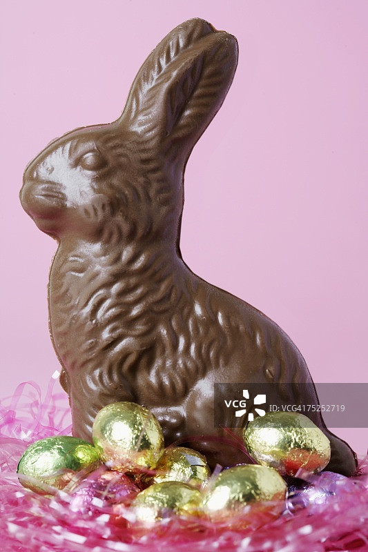 巧克力复活节兔子和复活节彩蛋图片素材