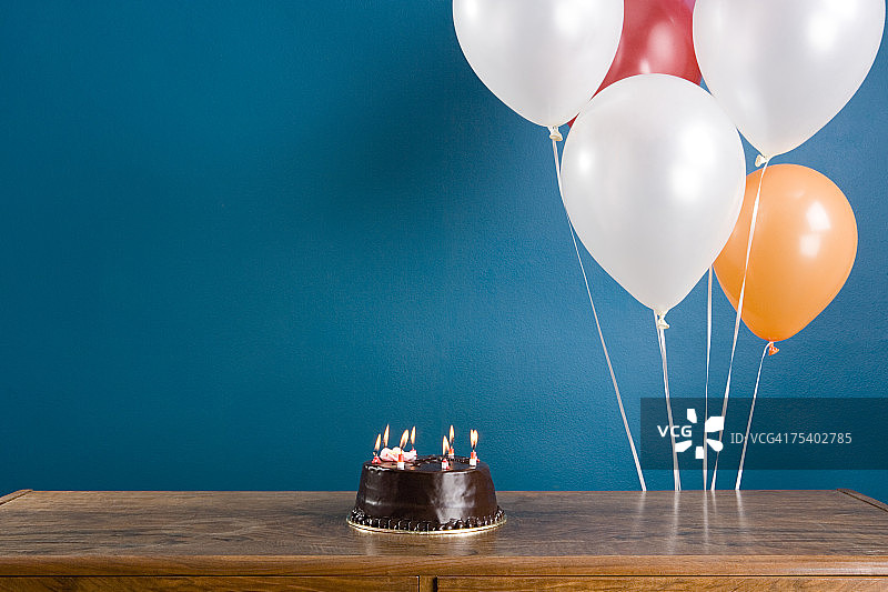 生日蛋糕和气球图片素材