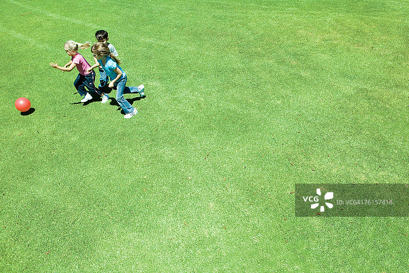 孩子们在草地上玩球图片素材