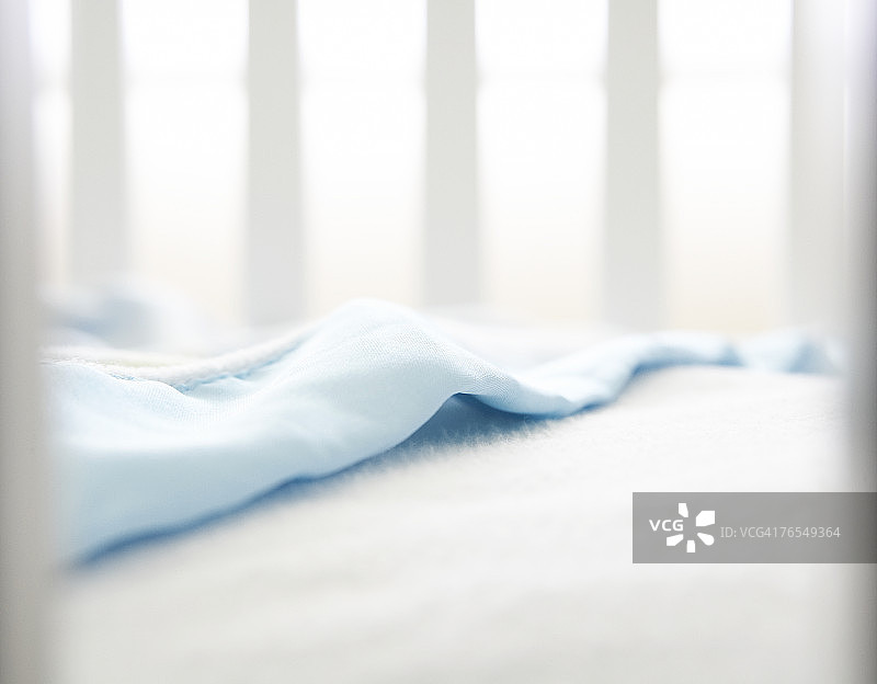 婴儿床上的婴儿毯图片素材