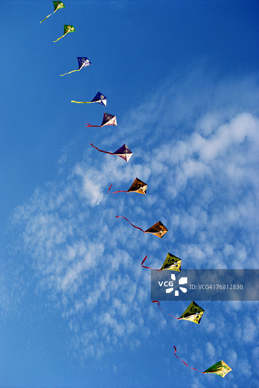 风筝的痕迹在蓝天白云图片素材