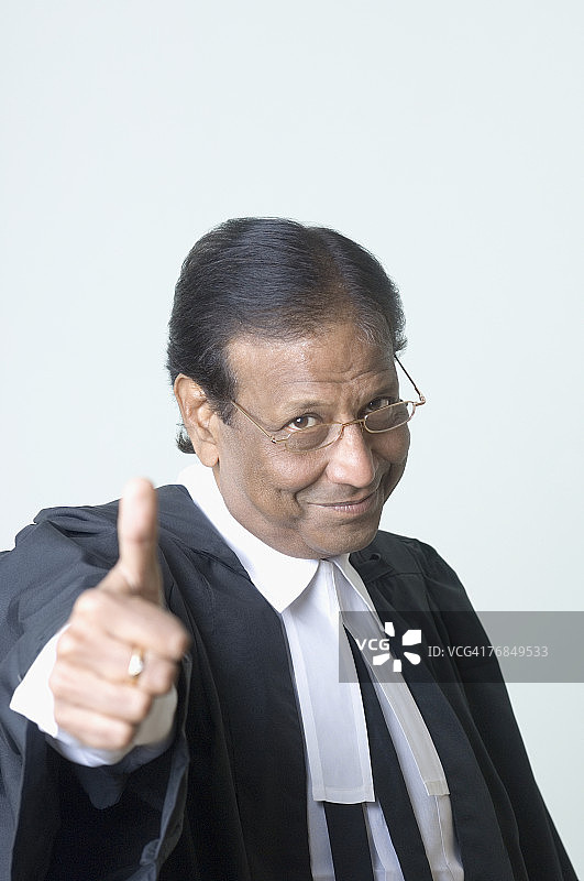 一名男律师竖起大拇指的肖像图片素材