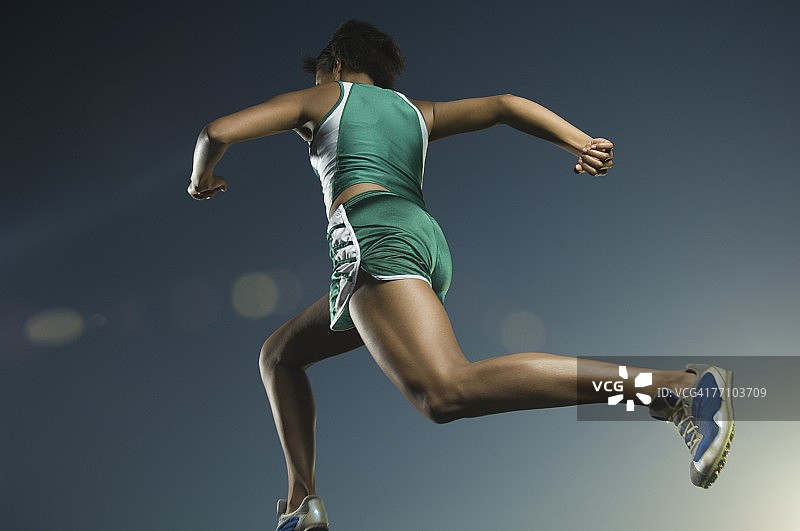非裔美国女运动员跑步图片素材