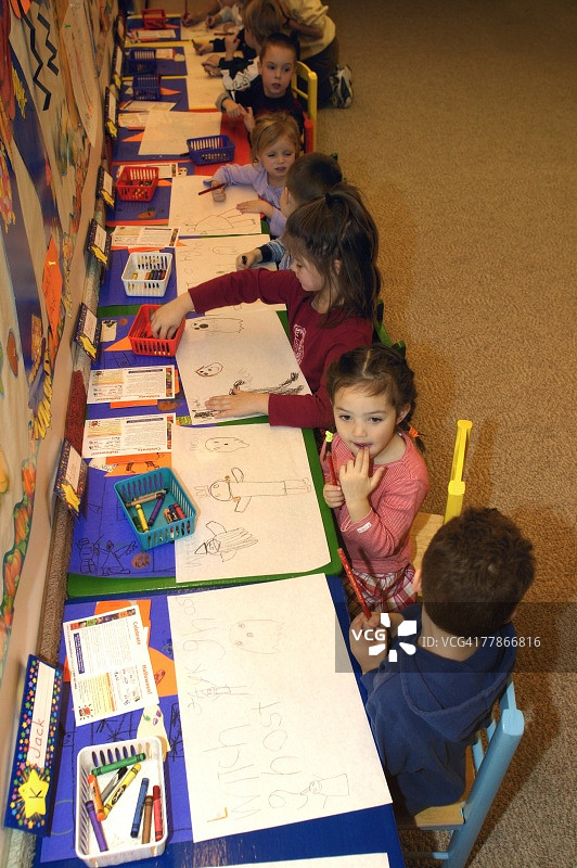 学龄前儿童在幼儿园课堂上画画图片素材