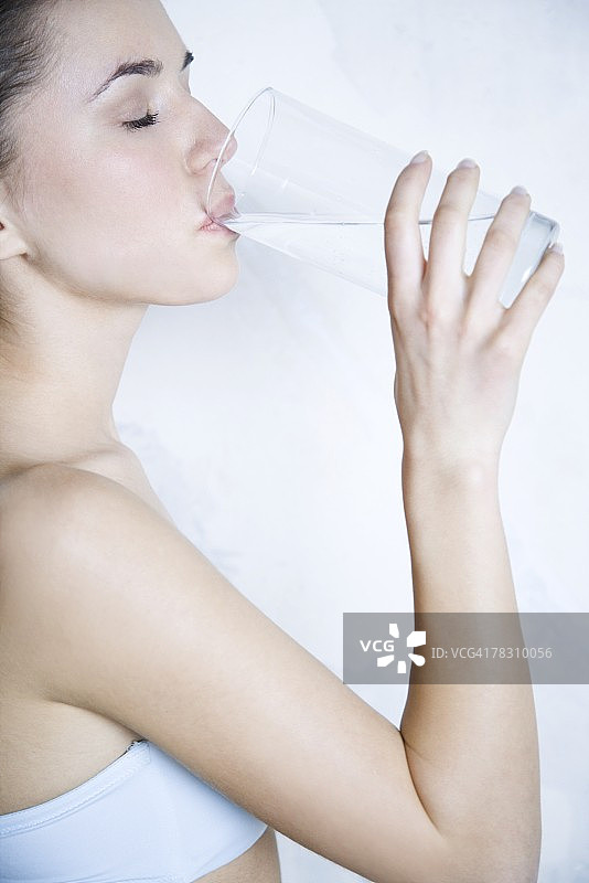 女人喝水，闭着眼睛，侧视图片素材