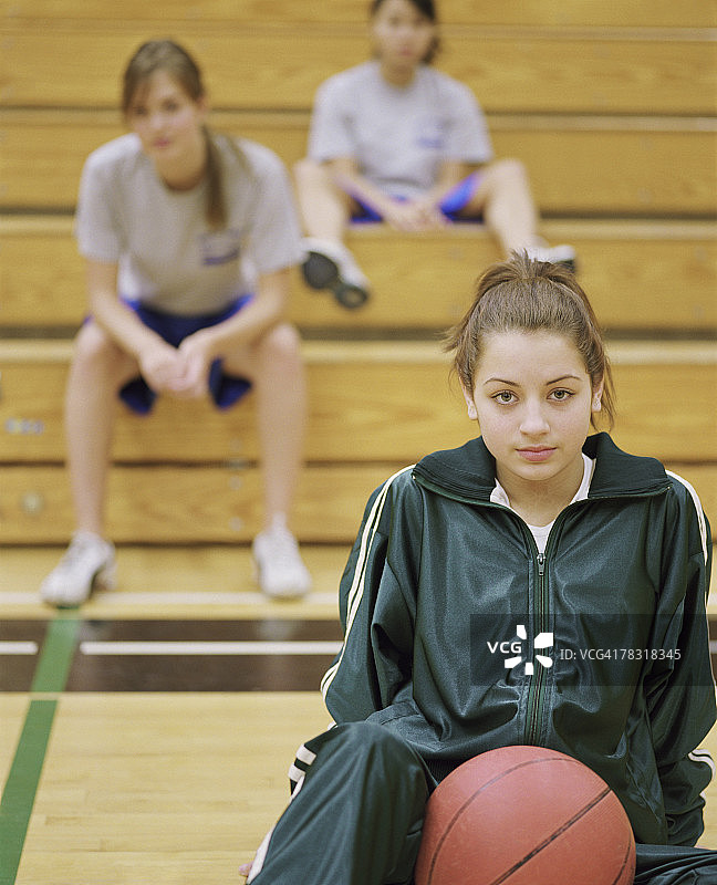 打篮球的少女图片素材