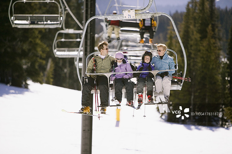家庭乘坐滑雪缆车图片素材