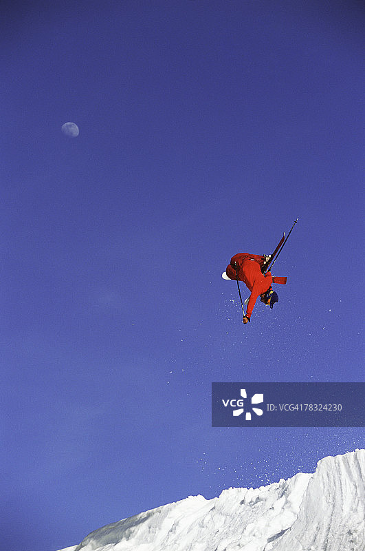 滑雪者跃过蓝天图片素材