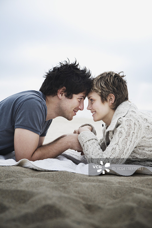 一对情侣在海滩上面对面图片素材