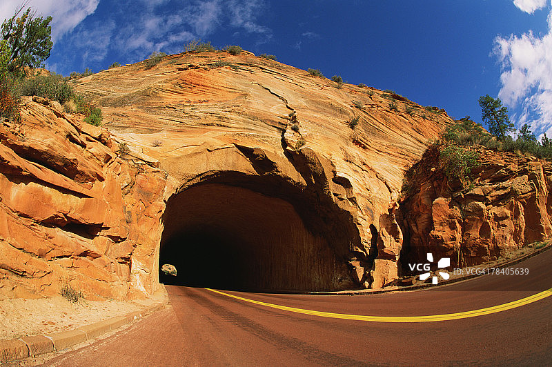 穿过岩石形成的隧道图片素材