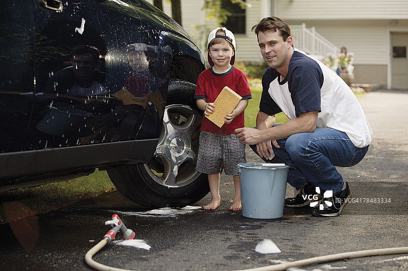 爸爸和儿子在洗车图片素材