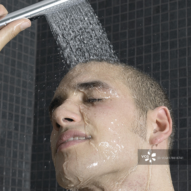 男人在洗澡图片素材