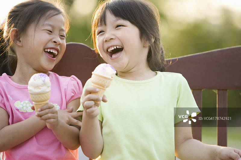 小女孩吃冰淇淋图片素材