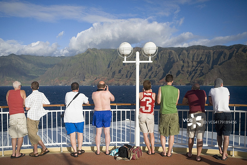 游客站在观景台的后视图，纳帕里海岸国家公园，考艾岛，夏威夷群岛，美国图片素材