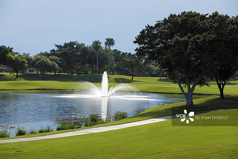 高尔夫球场的喷泉图片素材