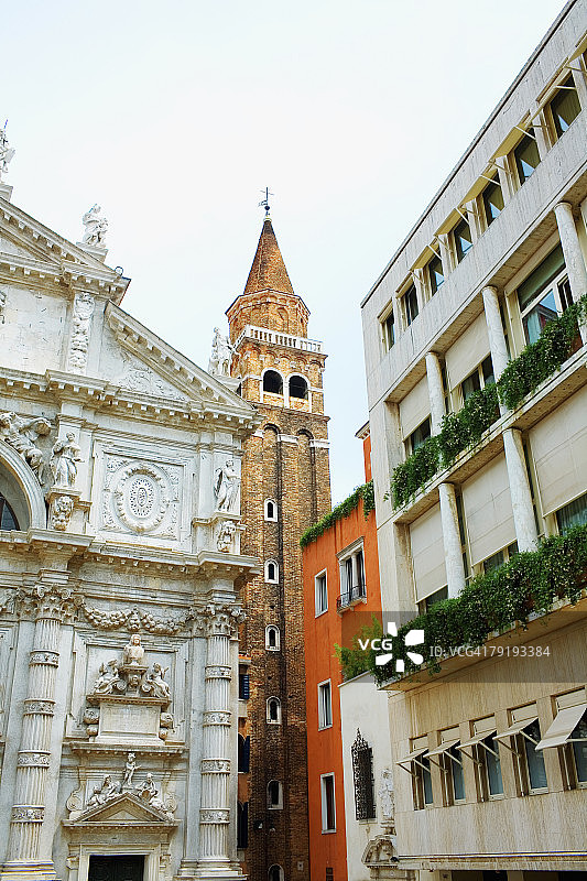 低角度的钟楼和教堂，威尼斯，意大利图片素材