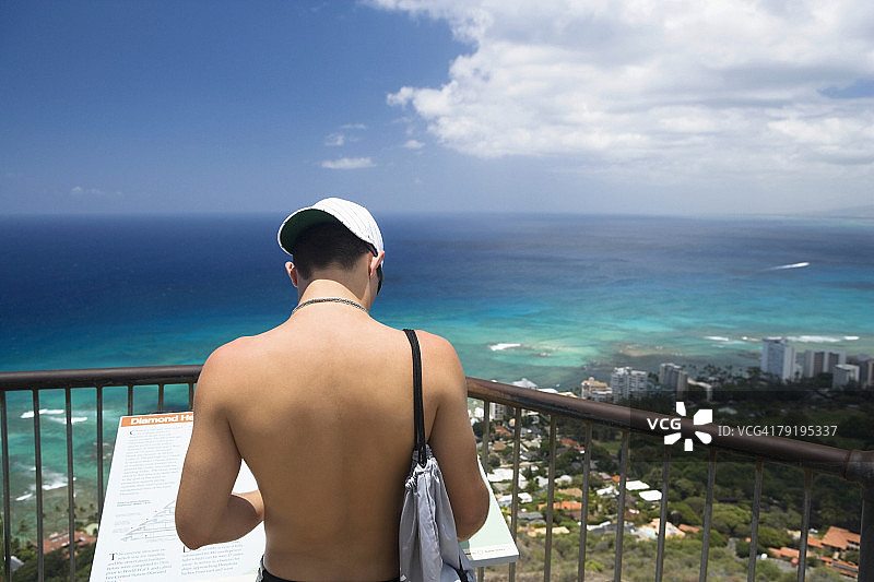 一个人的后视图站在一个观察点，钻石头，怀基基海滩，火奴鲁鲁，瓦胡岛，夏威夷群岛，美国图片素材