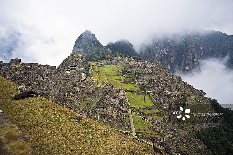 高角度的废墟上的山，马丘比丘，库斯科地区，秘鲁图片素材