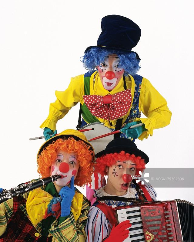 小丑的肖像合奏鼓，单簧管，鼓，正面视图图片素材