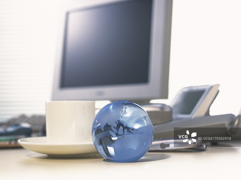 拍摄一个玻璃球和电脑，Pin Focus图片素材