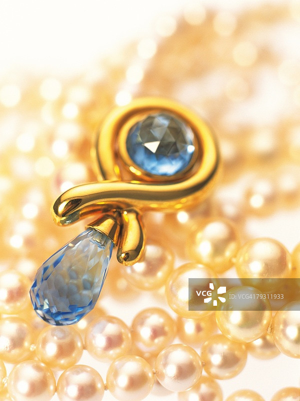 耳环与蓝宝石上的珍珠项链，高角度的观点，近，白色背景图片素材
