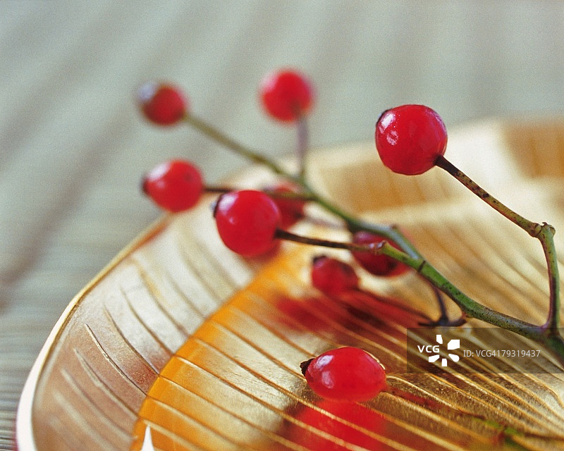 盘子上的日本浆果，高角度视角，近距离观察，差焦图片素材